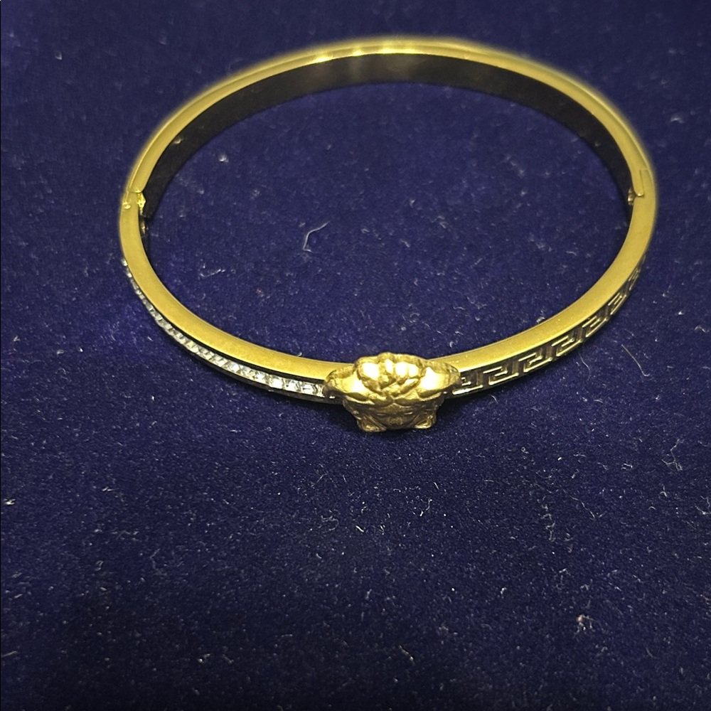 Elegant Gold Bracelet with Medusa head (sorry)